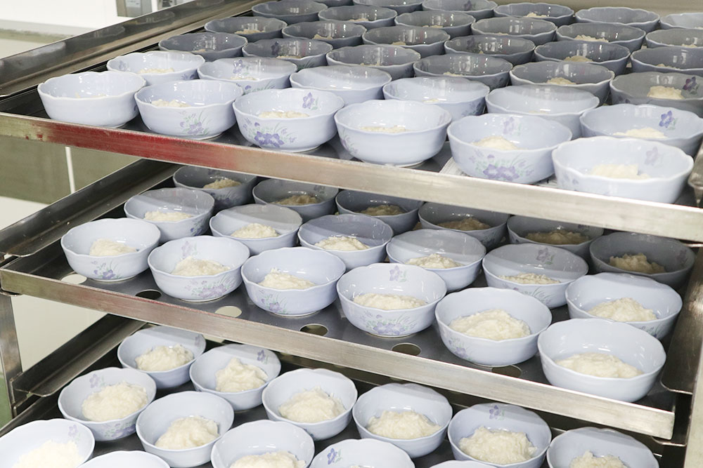 病院食を作る職員の写真